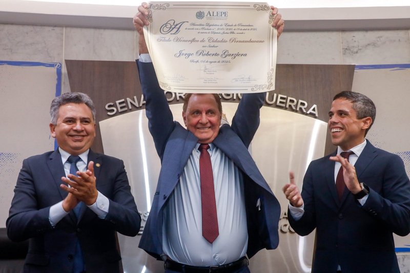 O empresário Jorge Roberto Garziera ao receber o título de Cidadão de Pernambuco, ladeado pelos deputados Doriel Barros e Jarbas Vasconcelos Filho
