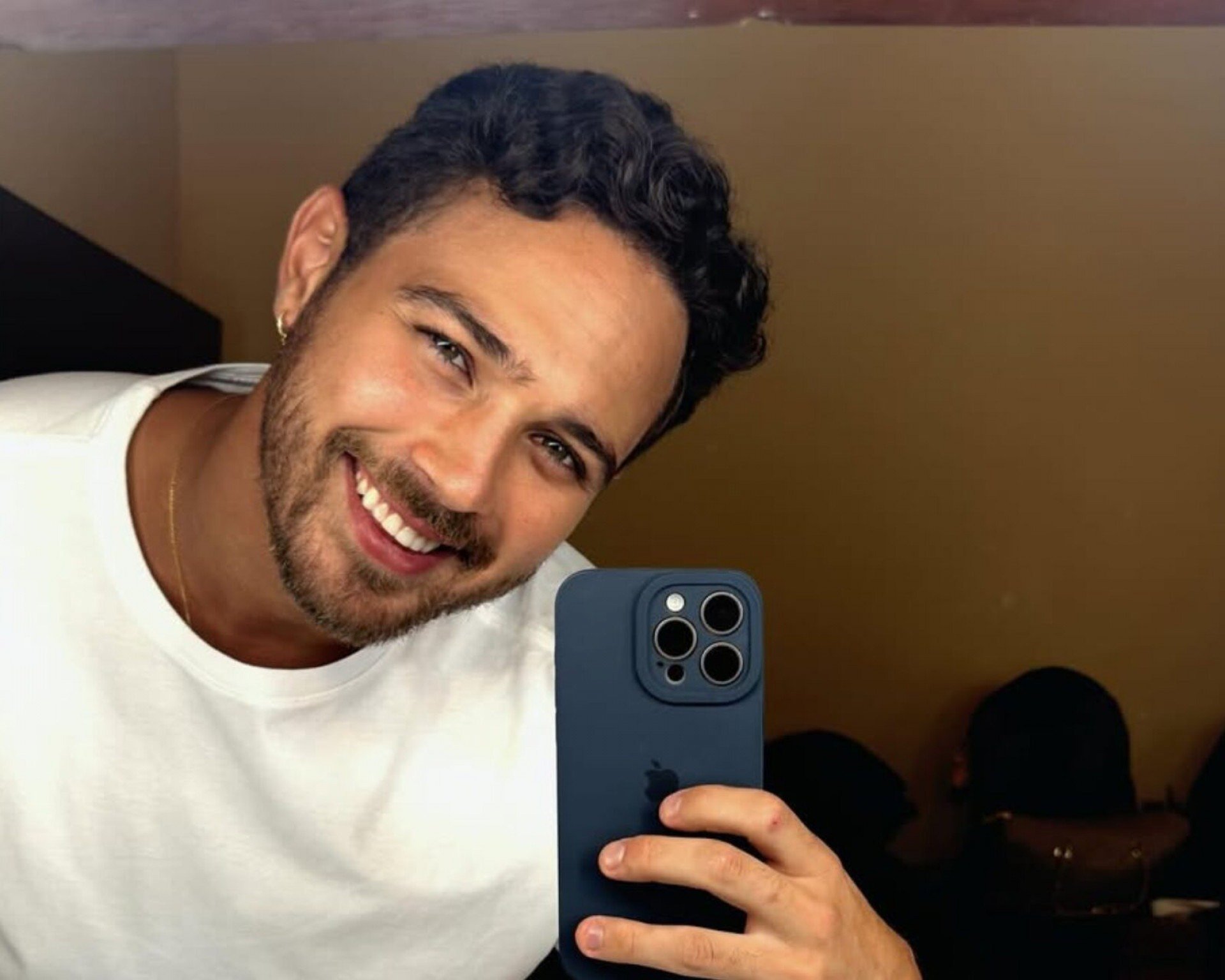 André Luiz Frambach posa para Larissa Manoela e exibe corpo sarado