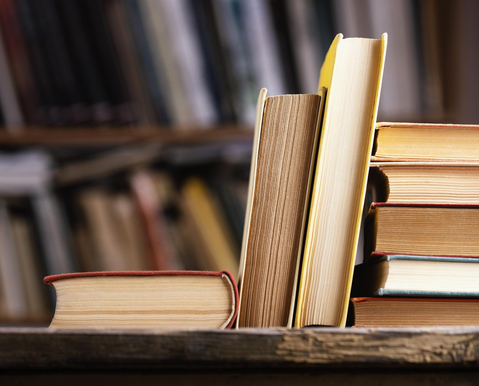 4 livros que parecem leves — e te desmontam sem aviso