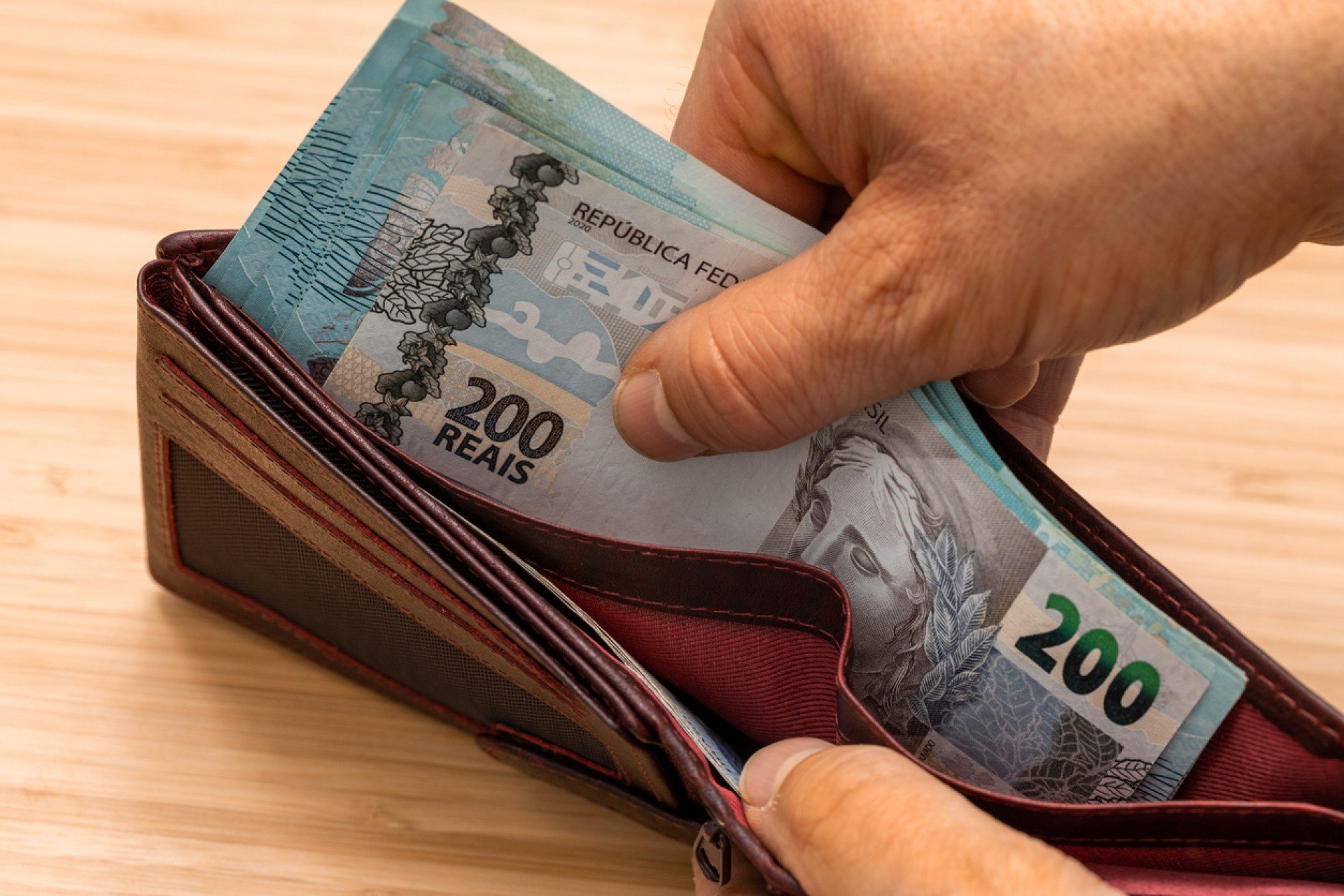 Como fazer o dinheiro render: dicas essenciais para sobreviver ao mês longo de agosto