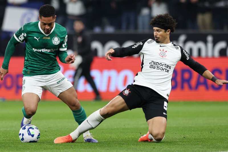 Vitor Roque disputa bola com AndrÃ© Ramalho no clÃ¡ssico entre Corinthians e Palmeiras