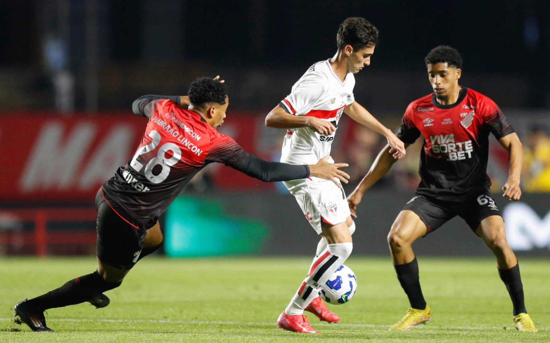 Athletico-PR x São Paulo ao vivo: veja onde assistir, horário, escalações, regulamento e premiação da Copa do Brasil 2025