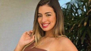 De biquíni vermelho, Julia Puzzuoli curte clima ensolarado em grande estilo e exibe corpaço