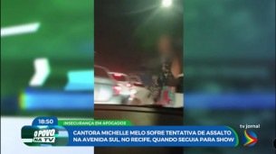 Imagem de assaltante em frente ao carro da cantora Michele Melo