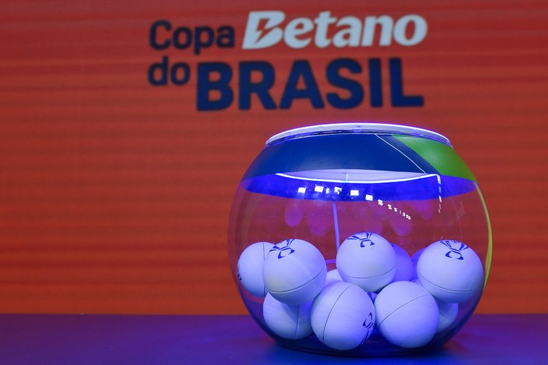 Bolinhas em pote para sorteio da Copa do Brasil 2025