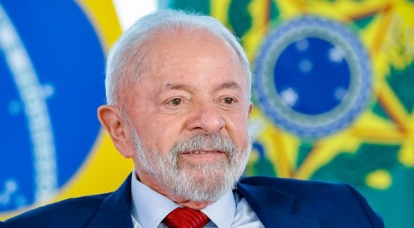 Lula anuncia R$ 30 bi para empresas afetadas pelo tarifaço nesta quarta (13) e diz que valor pode aumentar