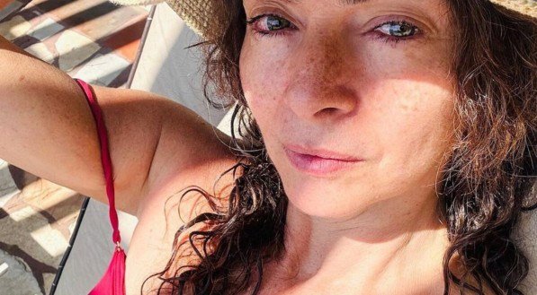 Claudia Ohana exibe pernão em cliques de biquíni