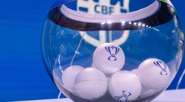 Bola com nomes dos clube em pote de sorteio da Copa do Brasil 2025