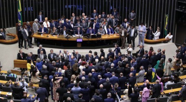 Cadeira da presidência da Câmara foi reocupada por Hugo Motta, diante da ação de apoiadores do ex-presidente Jair Bolsonaro