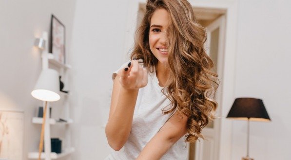 Mulher com cabelo com babyliss