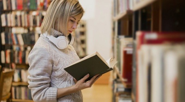 Mulher lendo livro na livraria