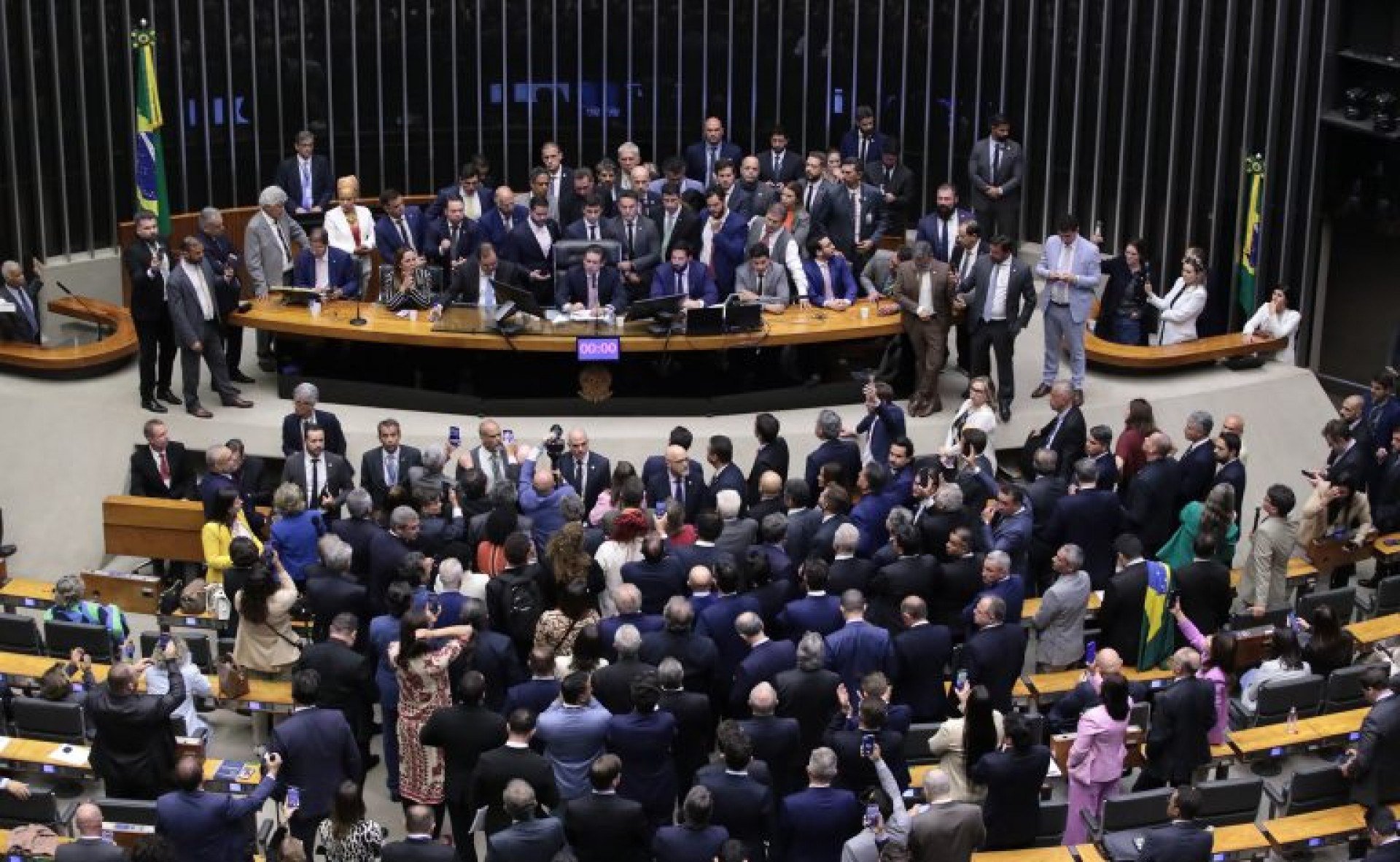 Após obstrução de Plenário, Hugo Motta consegue abrir sessão, pede respeito e ameaça punição a parlamentares