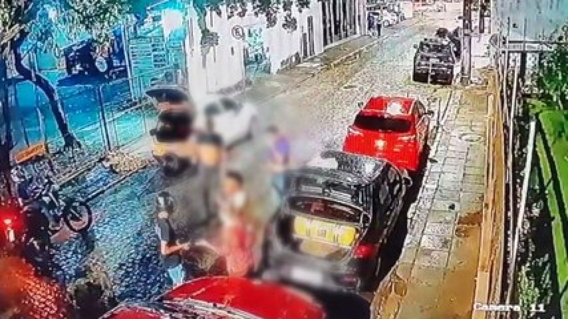 Assalto filmado em Boa Viagem: criminosos roubam grupo durante troca de pneu