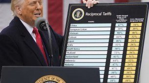 Donald Trump apresenta a tabela de taxação no dia 3 de abril de 2025.
