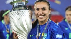 Marta com a taça de campeã da Copa América Feminina