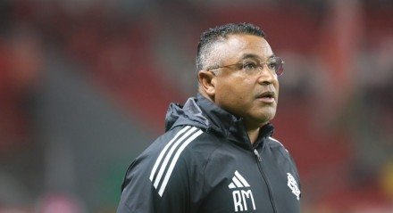 Roger Machado reconhece erros, defende seu trabalho e busca reação do Internacional após eliminação na Copa do Brasil

