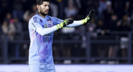 O goleiro argentino defendeu uma cobrança, mas viu o Flamengo desperdiçar mais duas.
