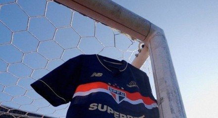 Tricolor, junto com a New Balance, fez o lançamento da camisa alternativa, na última terça, em homenagem a defesa de Rogério Ceni, em 2005.
