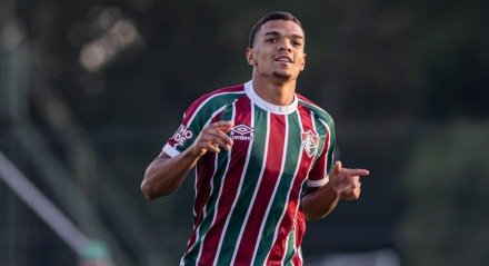 Lateral vem pedindo passagem e sonha com espaço entre os profissionais do Tricolor 