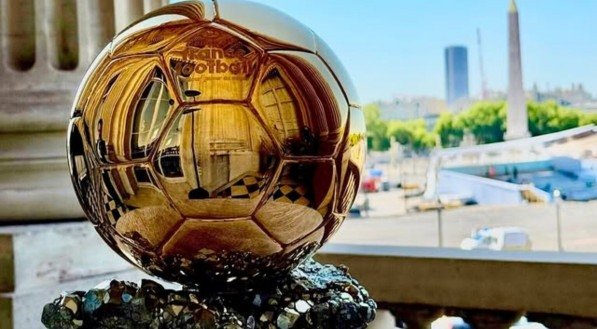 Troféu entregue ao vencedor da Bola de Ouro