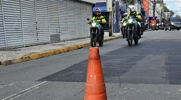 Cratera em via recapeada recentemente