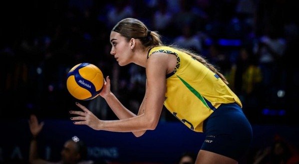 Catarinense Helena participou da VNL 2025, jogará pelo Brasil sub-21 e está na mira da Seleção adulta