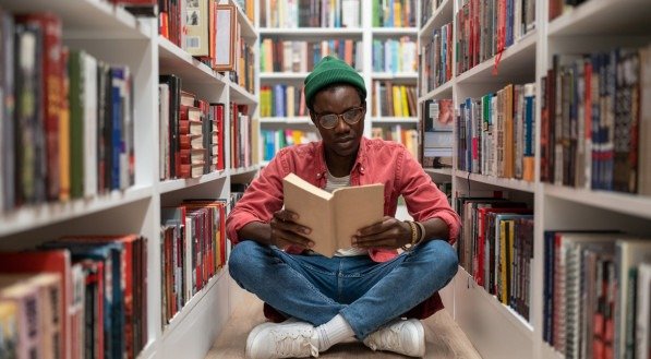 Imagem de um estudante lendo um livro