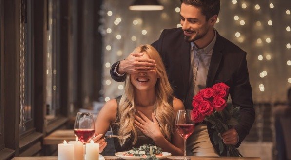 Imagem de um casal fazendo surpresa