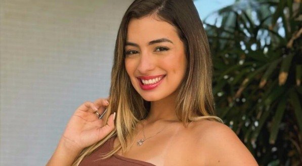 De biquíni vermelho, Julia Puzzuoli curte clima ensolarado em grande estilo e exibe corpaço