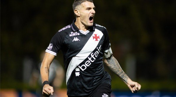 Vegetti celebra gol pelo Vasco na Copa do Brasil 2025