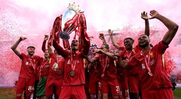 Jogadores do Liverpool levantam a taça da Premier League
