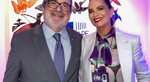 O desembargador Jorge Américo, diretor da Escola da Magistratura de Pernambuco, recebe Luiza Brunet, ontem, na Jornada Lei Maria da Penha, promovida pelo TJPE