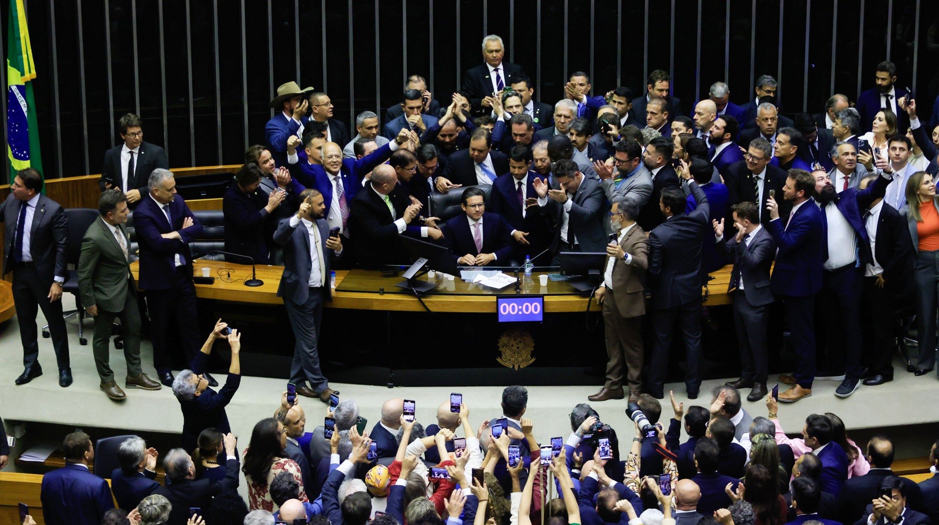 Crise política no congresso: oposição reage à prisão domiciliar de Bolsonaro e debate aprofunda tensão entre poderes