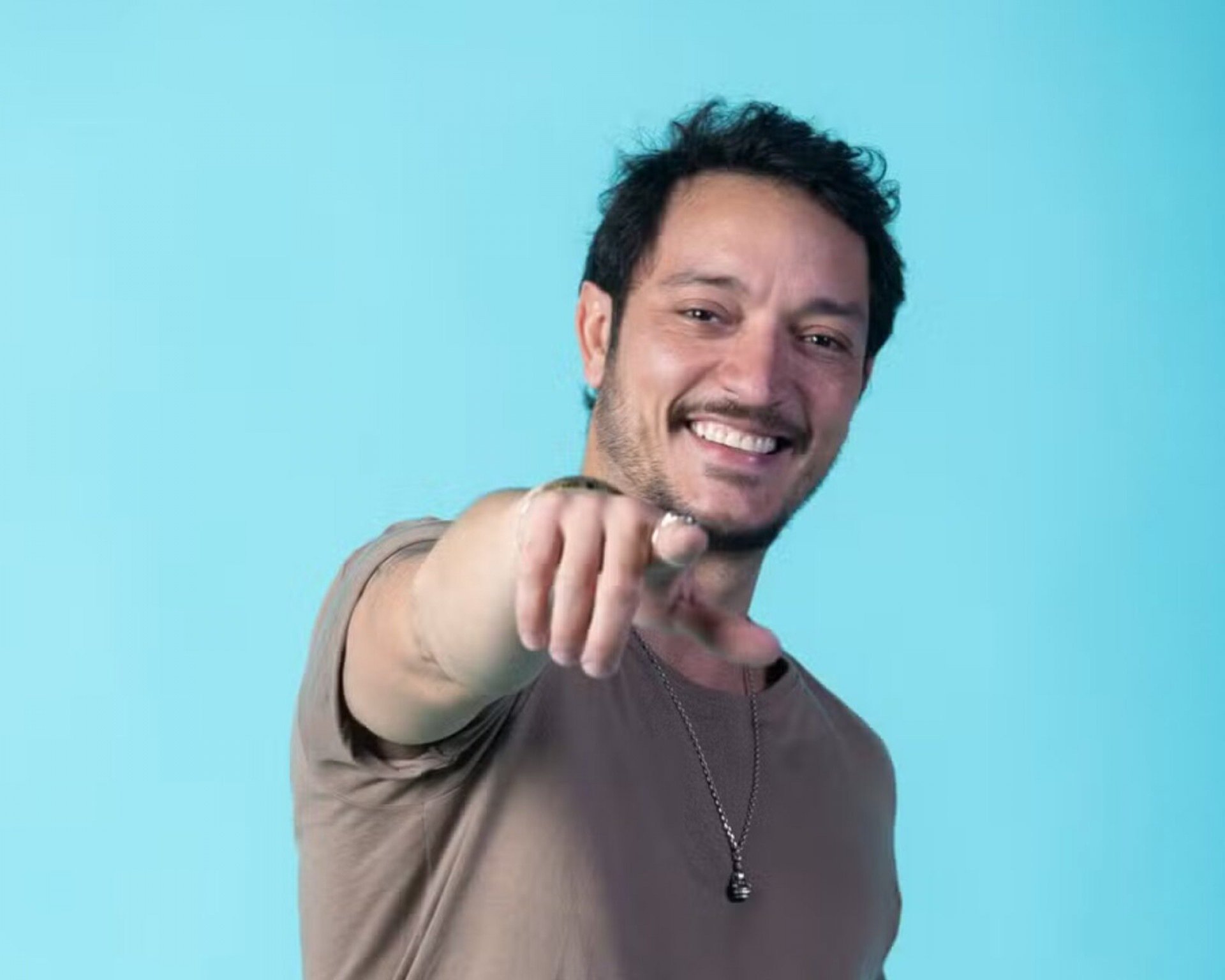 Allan Souza Lima comemora perda de 3kg e abdômen trincado impressiona