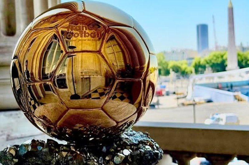 Troféu entregue ao vencedor da Bola de Ouro