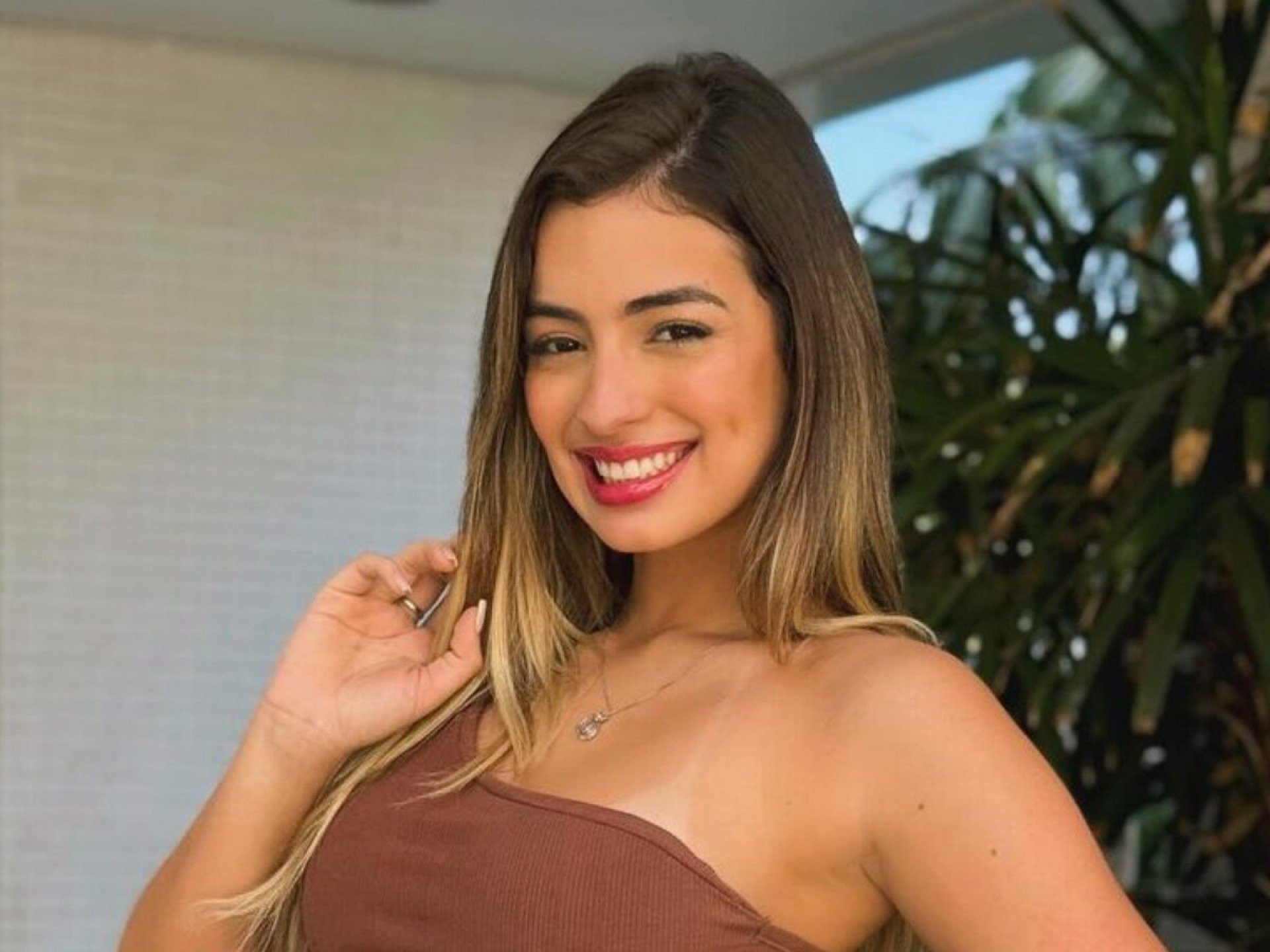 De biquíni vermelho, Julia Puzzuoli curte clima ensolarado em grande estilo e exibe corpaço
