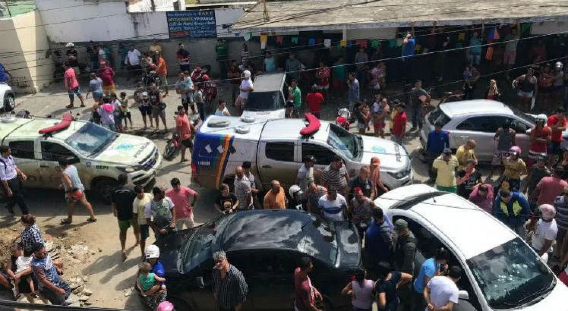 Justiça manda governo de Pernambuco pagar indenização a mãe de homem morto exposto em viatura da PM