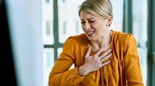 Mais de 75% dos pacientes apresentam dor torácica típica - sim, aquela que lembra a dor do infarto: sensação de aperto, peso ou pressão no peito