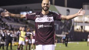 Carlão, atacante da Ferroviária