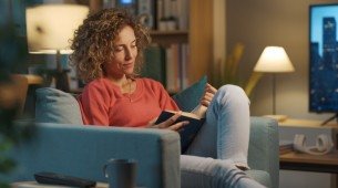 Imagem ilustrativa de mulher lendo um livro