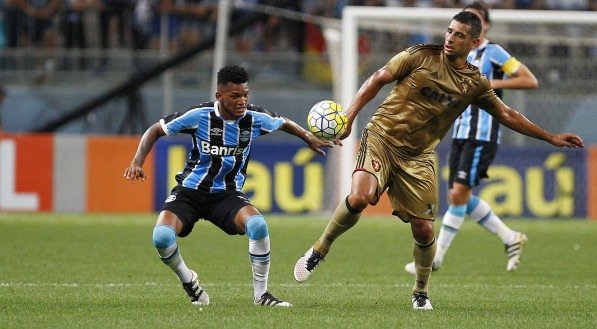 Em 2016, o Sport venceu o Grêmio por 3 x 0 em Porto Alegre; Diego Souza marcou dois gols