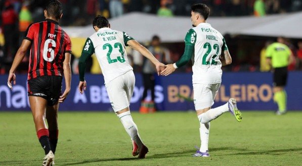 Piquerez e Raphael Veiga comemoram gol do Palmeiras