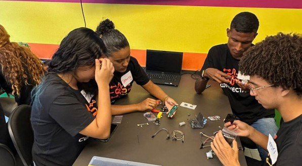 Jovens fazem atividade durante o Connecta+
