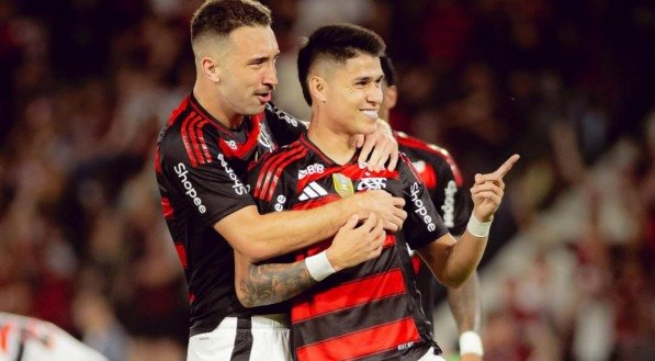 Léo Ortiz abraça Luiz Araújo em comemoração de gol do Flamengo