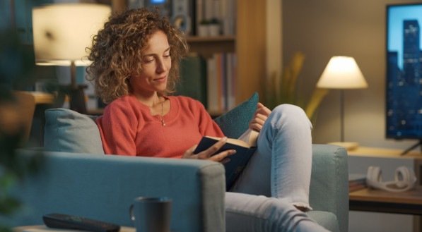 Imagem ilustrativa de mulher lendo um livro