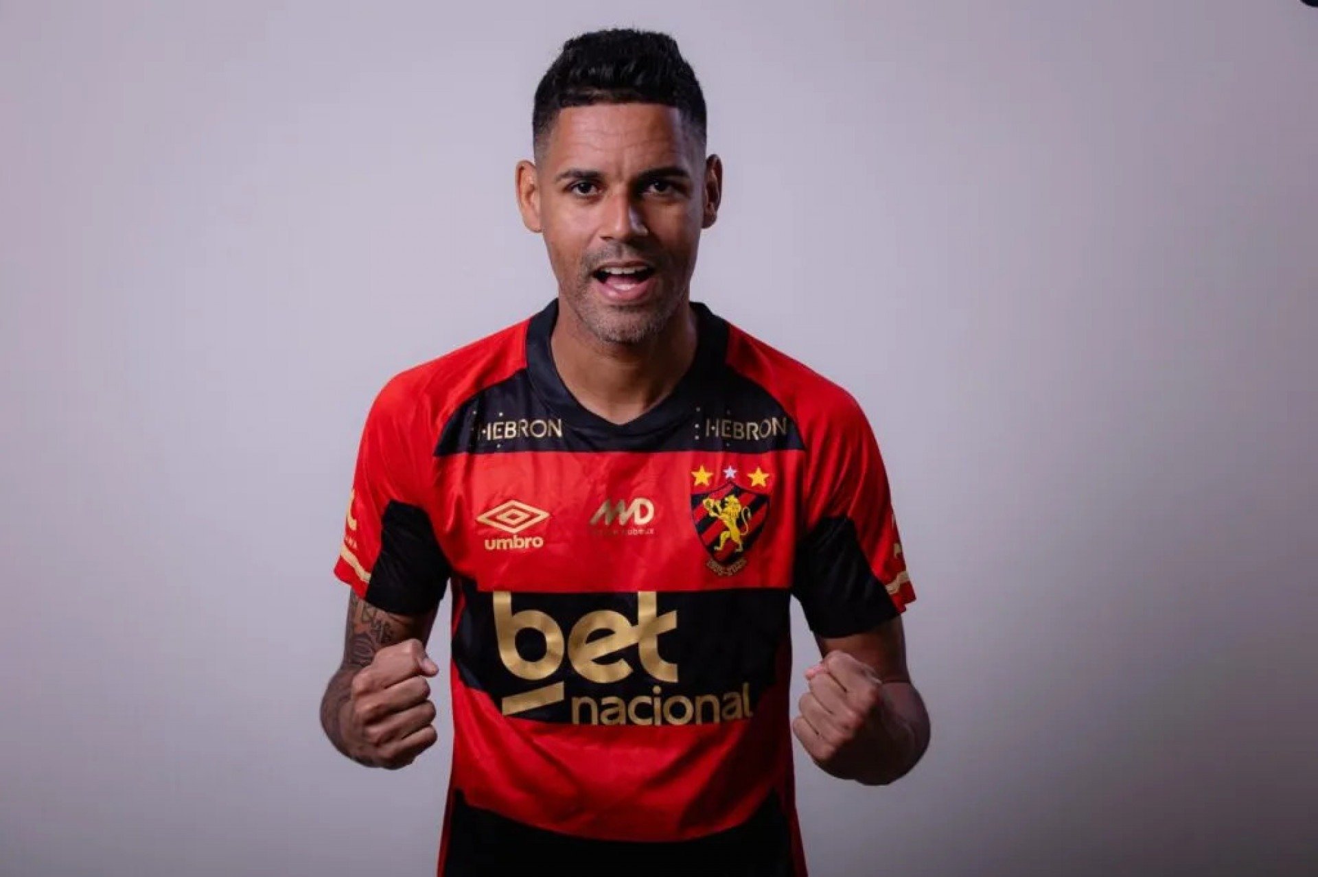 Sport anuncia oficialmente a contratação do lateral-direito Aderlan