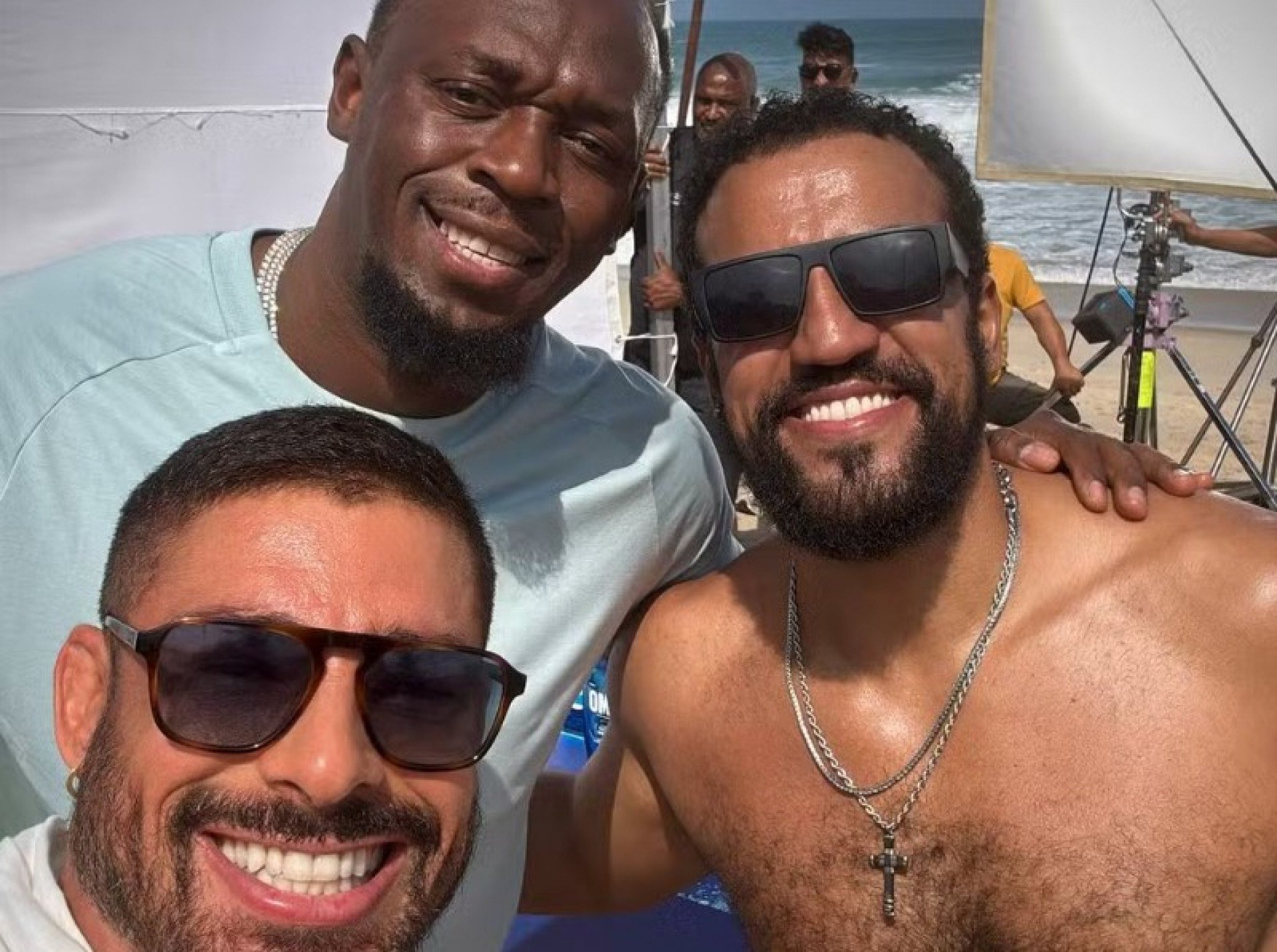 Vale Tudo: Usain Bolt grava cena com Cauã Reymond e Ricardo Teodoro na praia