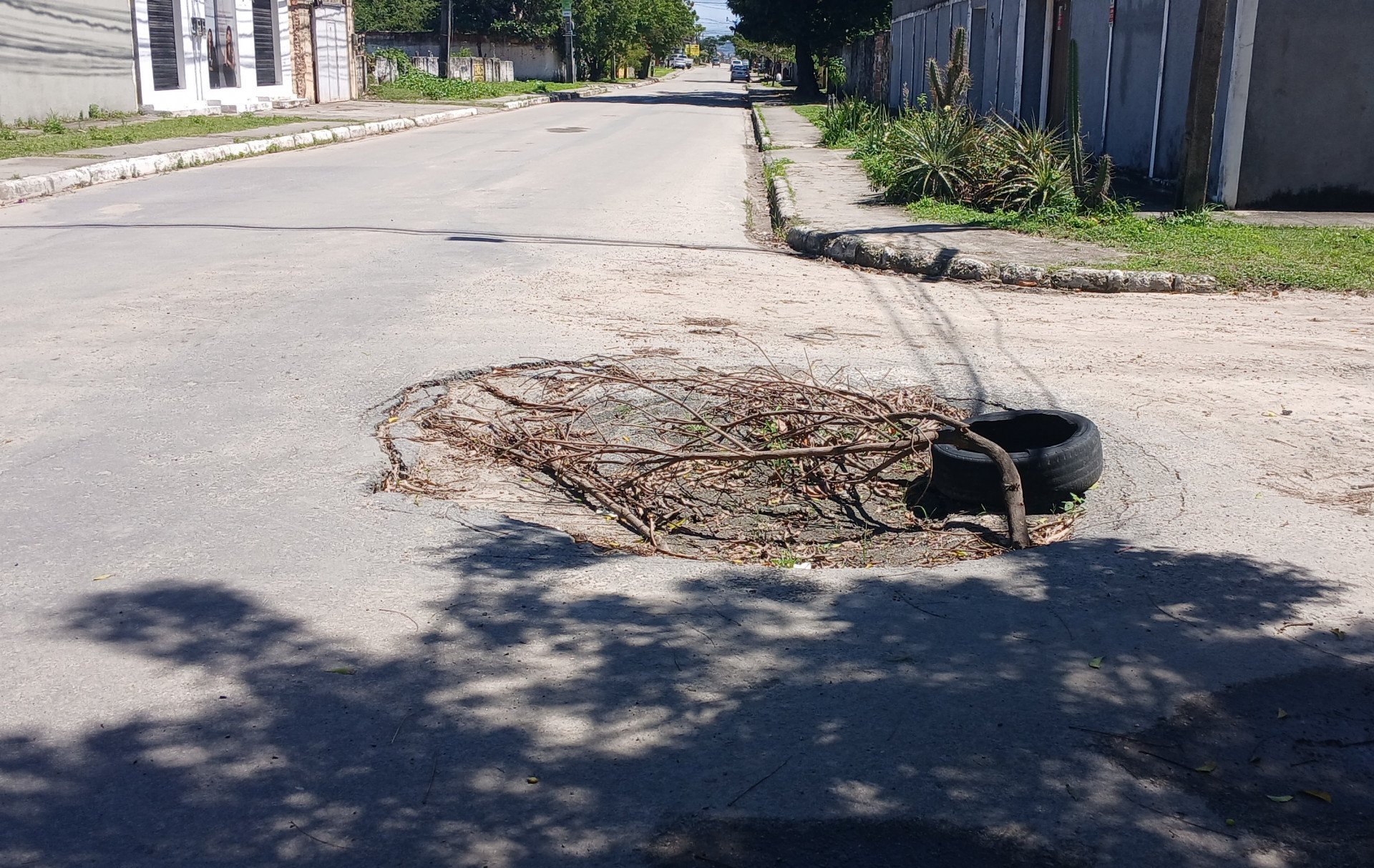 Voz do Leitor, 10/08: Via sem sinalização horizontal e repleta de buracos
