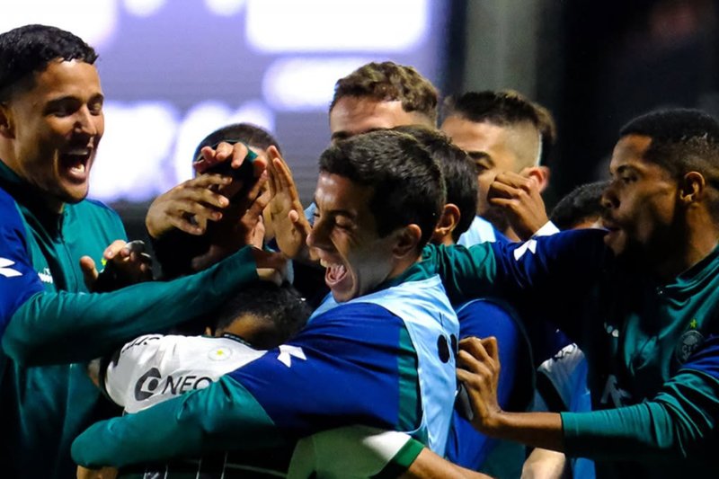Jogadores do Coritiba abraçados após gol em jogo da Série B