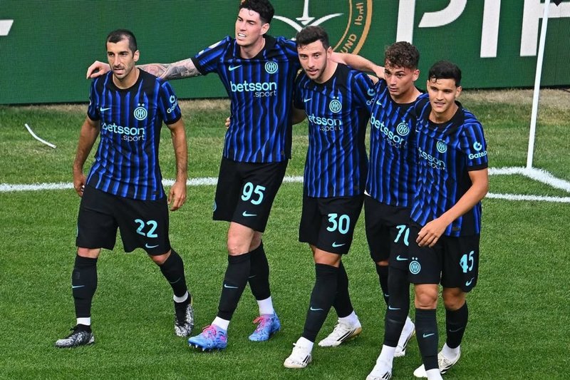 Jogadores da Inter de Milão comemoram gol